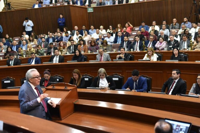 El gobernador Rubén Rocha Moya habla en tribuna ante un Congreso atiborrado.