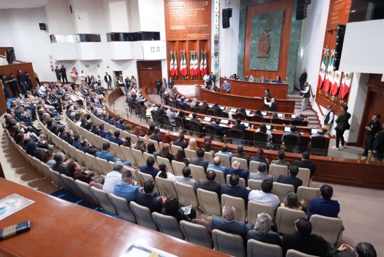 Foto posterior del público asistente al informe. Al fondo diputados y Mesa Directiva.