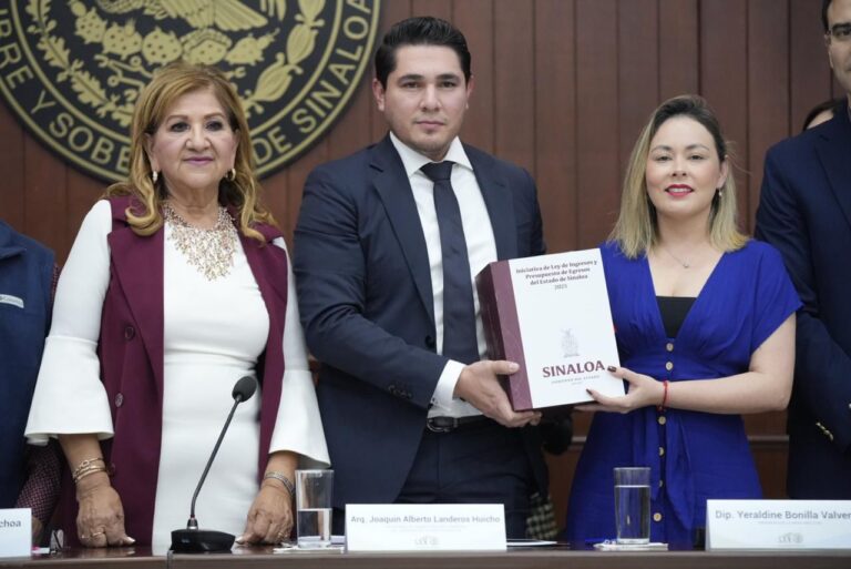 De pie, las diputadas María Teresa Guerra y Yeraldine Bonilla Valverde. En medio el secretario Joaquín Alberto Landeros Guicho, quien entrega un documento a Yeraldine.