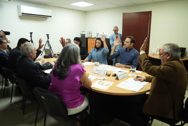 Integrantes de Comisión de Hacienda votan levantando sus manos durante reunión de trabajo.