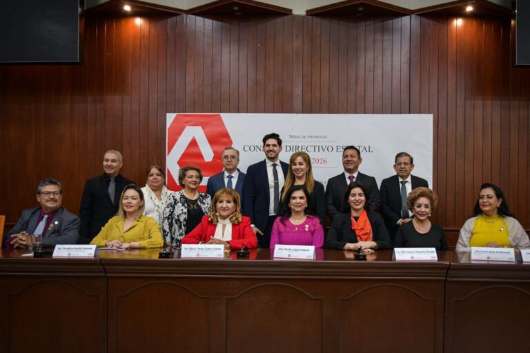 Las diputadas María Teresa Guerra Ochoa y Yeraldine Bonillas Valverde posan con el nuevo Consejo Diredtivo de la Asociación de Colegios de Profesionistas.