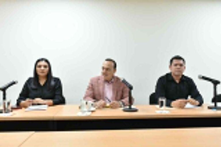 Dos diputados y una diputada de la Comisión, analizan y determinan las iniciativas de ley.
