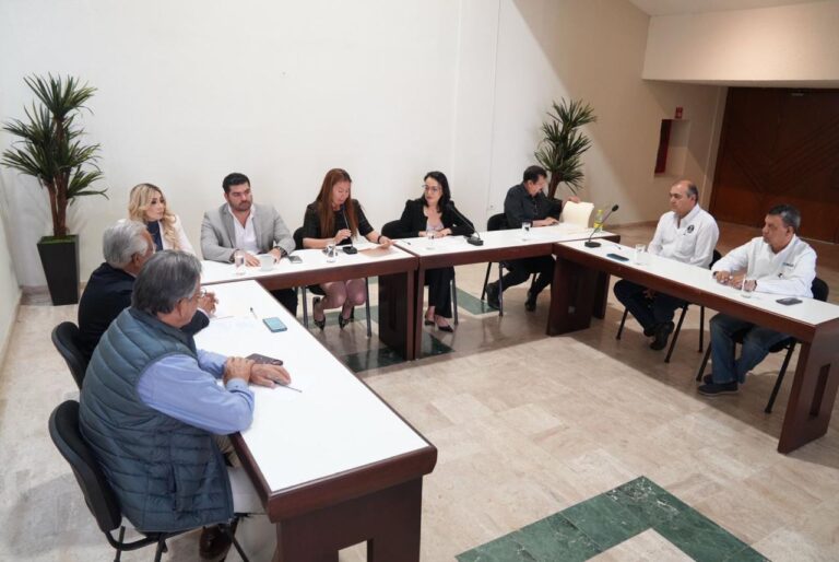 Integrantes de la Comisión dialogan con especialistas agropecuarios en el vestíbulo del Salón de Sesiones.