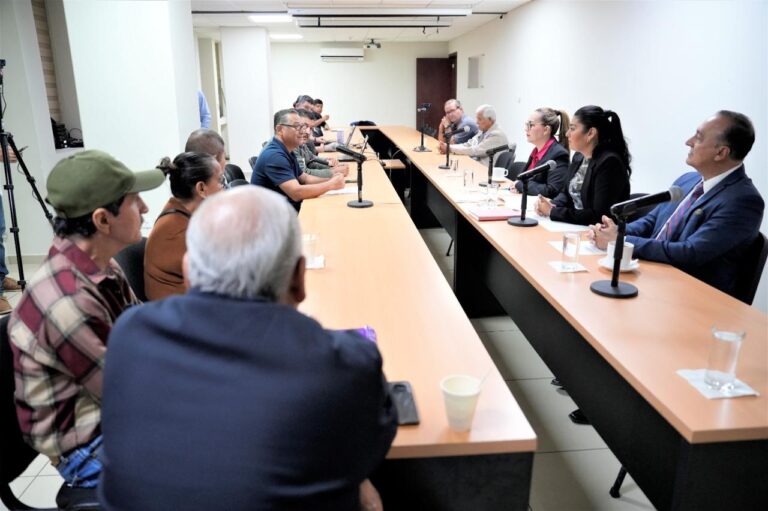 Integrantes de la comisión dialogan en mesas paralelas con trabajadores en la Sala A del Congreso.