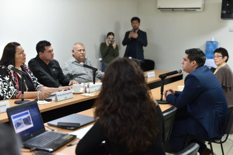 Tres integrantes de la Comisión participan en reunión y atienden a invitado en Sala A.