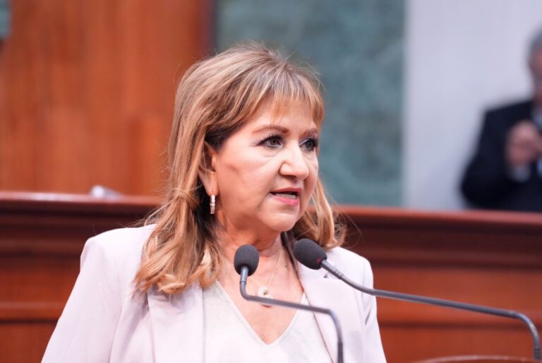 Diputada María Teresa Guerra Ochoa habla en tribuna al final de la sesión.