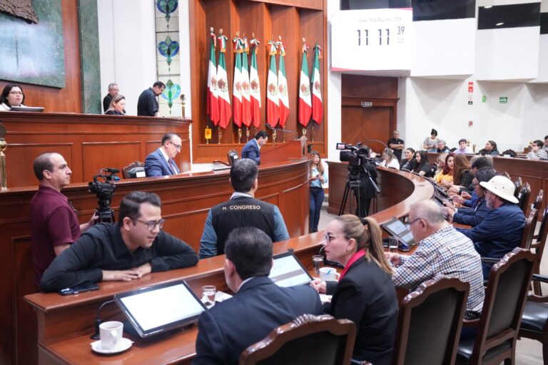 Diputadas y diputados dan seguimiento desde sus asientos a documento que es leído en tribuna.