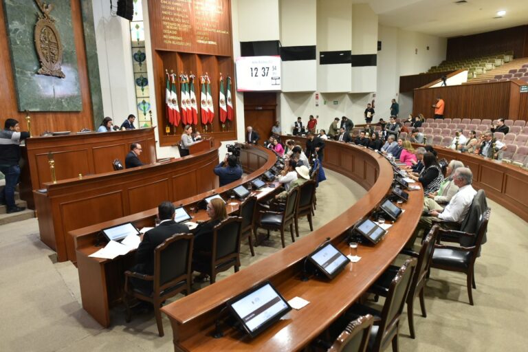 En foto se observan dos hileras de asientes con computadoras en las que laboran diputadas y diputados.