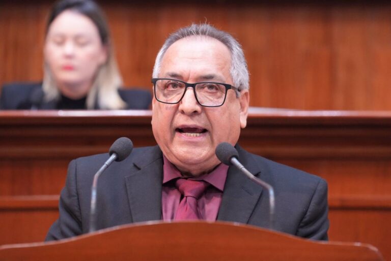 Diputado Ambrocio Chávez. vestido de traje,, habla en tribuna.