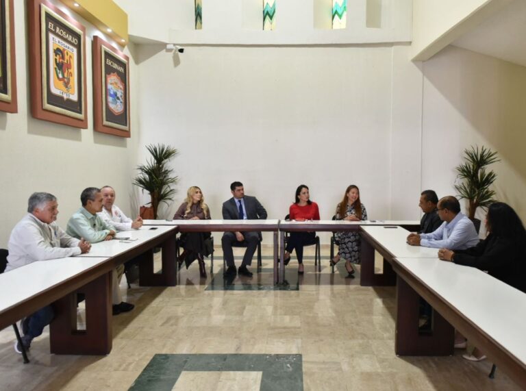 En el lobby del Salón de Sesiones trabajan diputadas y diputados de la Comisión en mesa tipo herradura.