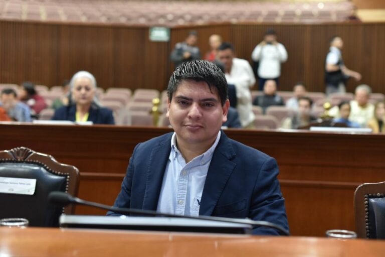 Diputado Pedro Alonso Villegas Lobo, sentado en su curul en el Salón de Sesiones.