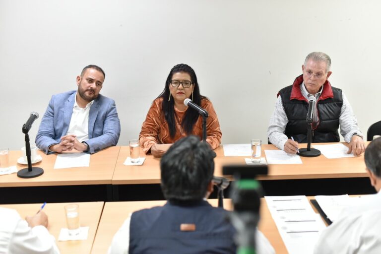 Una diputada y dos diputados de la Comisión escuchan exposición del invitado.