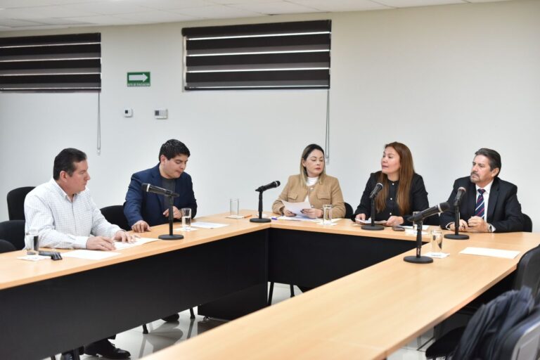Cuatro integrantes de la Comisión se reúnen en Sala Adjunta en sesión de trabajo.