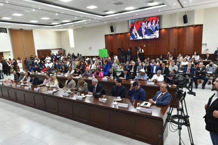 Diputadas, diputados y público escuchan comparecencia del secretario general de Gobierno, Feliciano Castro.