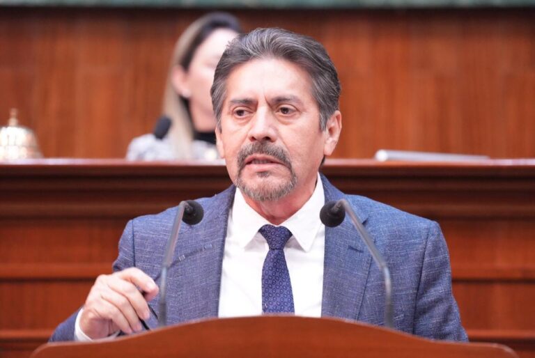 Diputado Eligio López Portillo habla en tribuna.