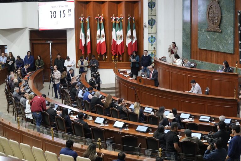 Diputadas y diputados dan seguimiento a lectura de informe, desde sus asientos.