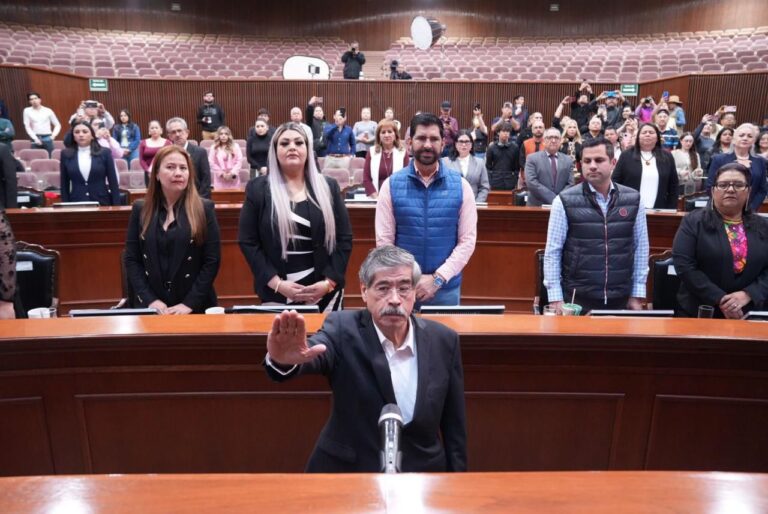 Momento en que Óscar Loza rinde protesta como nuevo presidente de la CEDH ante diputadas y diputados.