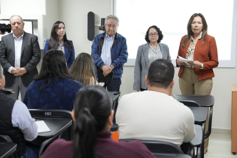 La secretaria general del Congreso, Conzuelo Gutiérrez, acompañada de directivos del Congreso habla ante asistentes al curso.