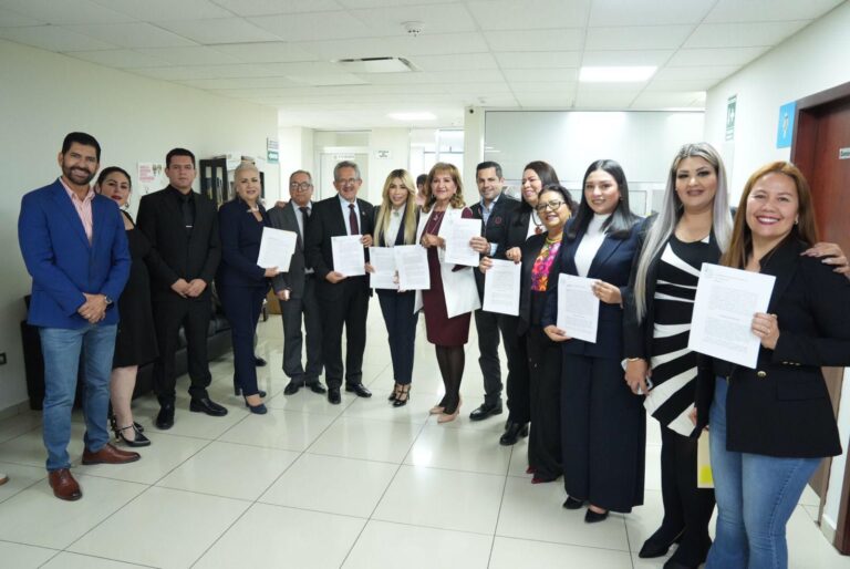 Diputadas y diputados de Morena muestran, afuera de Oficialía de Partes, la iniciativa presentada.
