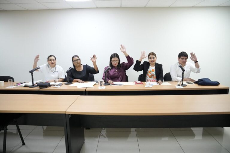 Integrantes de la Comisión de Cultura aprueban acuerdo levantando sus manos.