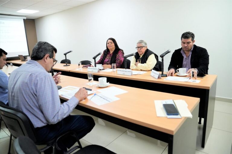 Tres integrantes de la Comisión de Vivienda participan en reunión de trabajo con invitado.