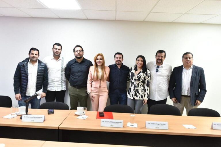 Integrantes de la Comisión e invitaos posan de pie para la fotografía.