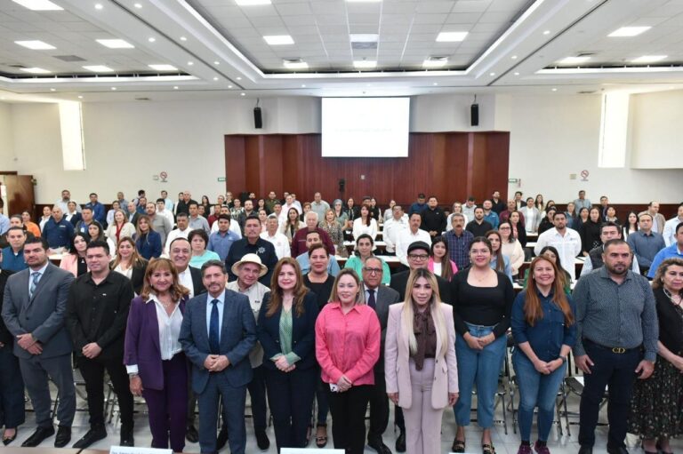 Organizadores y participantes en la Jornada de Capacitación posan para la foto grupal.