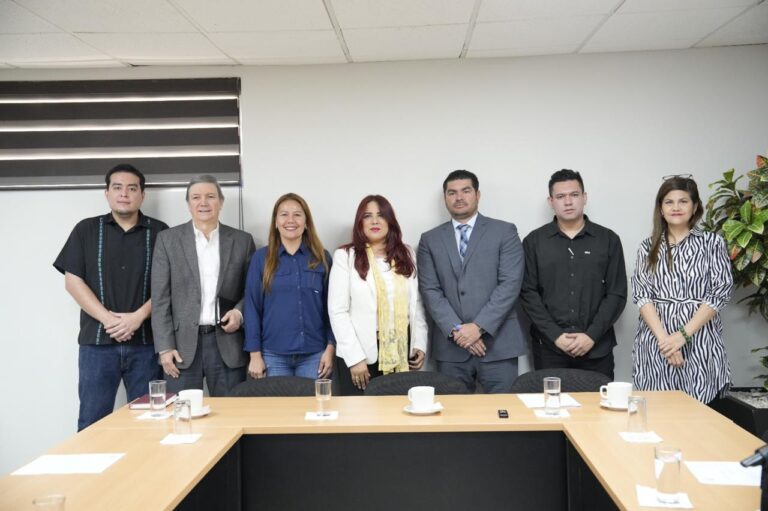 Integrantes de Comisión e invitados posan para la foto de pie.