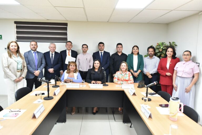 Integrantes del Comité Organizador posan para la foto al término de reunión de trabajo.