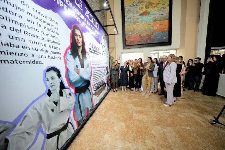 Público asistente observa y lee fotografías y textos de María del Rosario Espinoza.