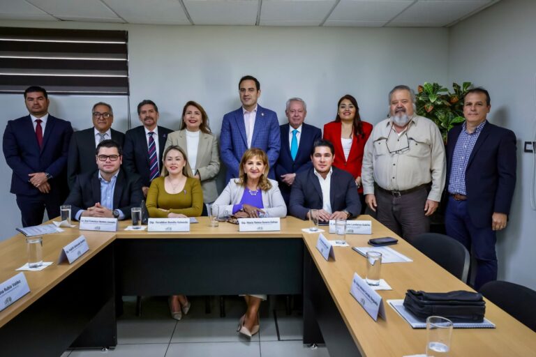 Diputadas y diputados y funcionarios estatales posan para la foto.