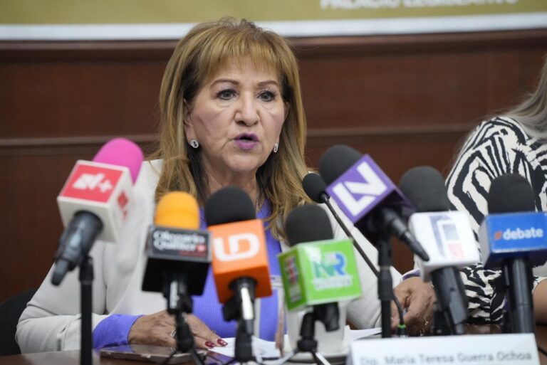 Diputada María Teresa Guerra Ochoa habla ante micrófonos de diversos medios informativos.