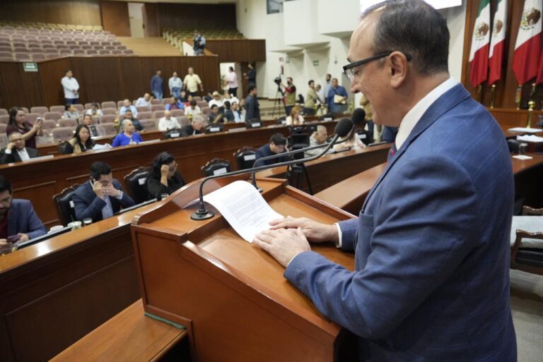 Diputado secretario de la Mesa Directiva da lectura a documentos en tribuna.