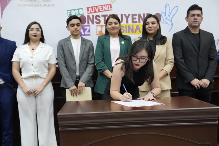 Jóvenes y diputadas participantes en el foro firman Pacto por la construcción de Paz.