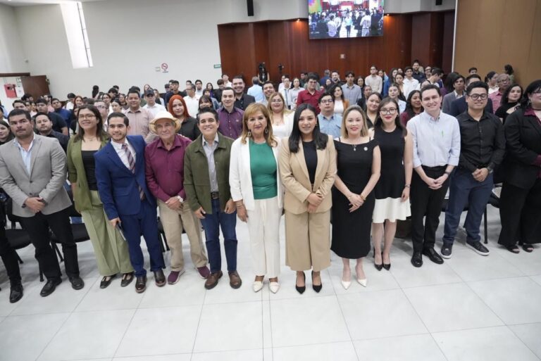 Diputadas, diputados y jóvenes participantes en el Foro posan para la foto grupal.
