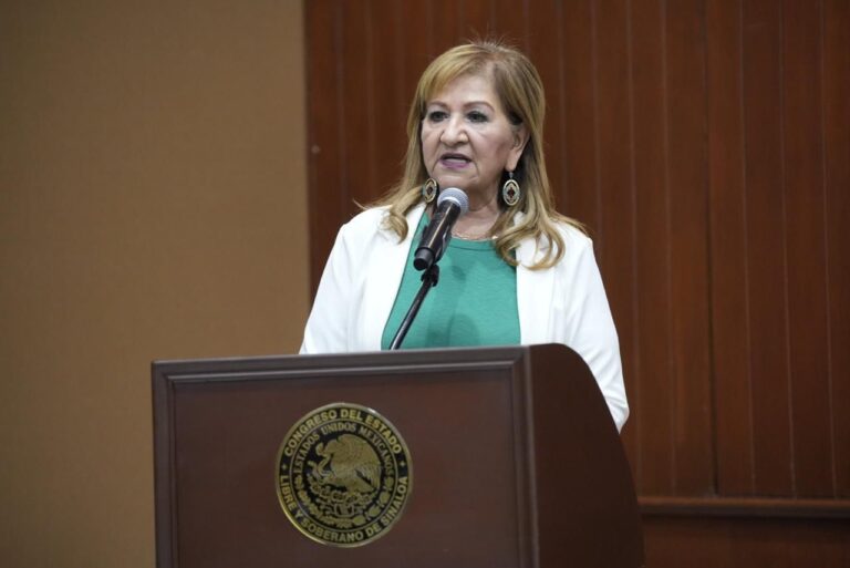 Diputada María Teresa Guerra Ochoa habla en podium durante foro juvenil.