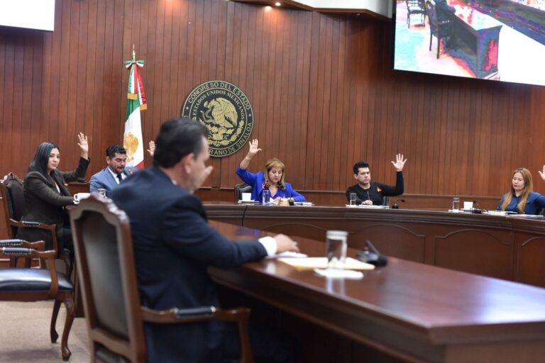 Integrantes de Diputación Permanente votan levantando sus manos.