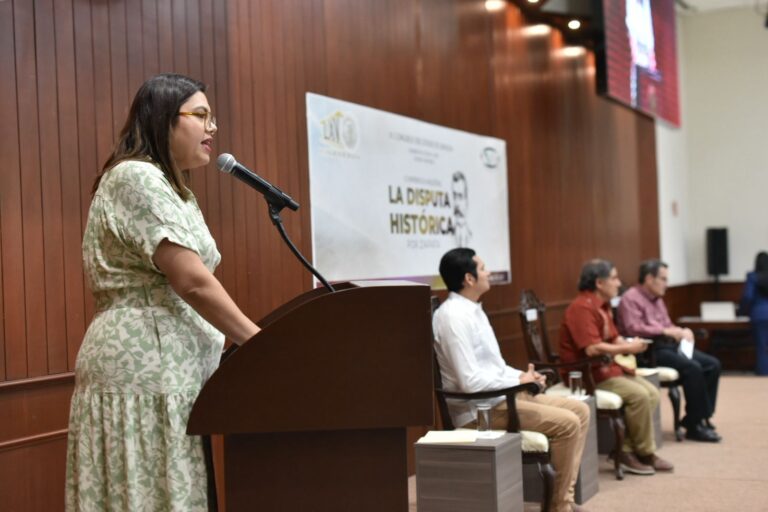 Diputada Sthefany Rea Reátiga habla en podium junto al presidium.