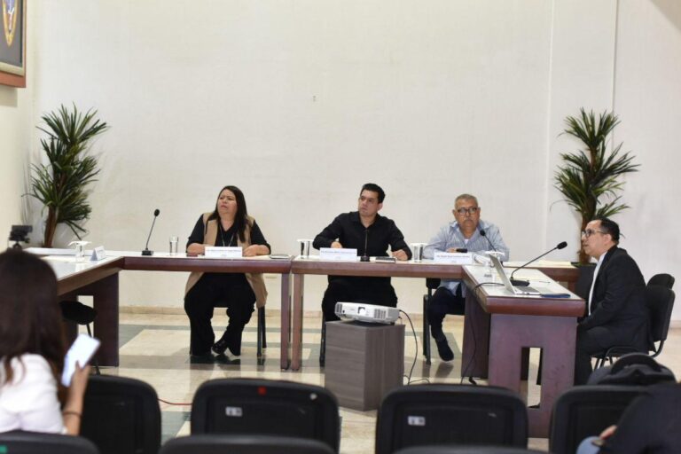 Integrantes de la Comisión sesionan en el vestíbulo del Salón de Sesiones.