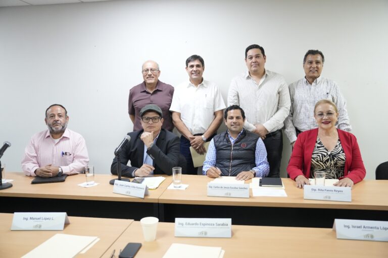 Diputados y diputada posan para la foto con integrantes de la Asociación Mexicana de la Industria de la Construcción.