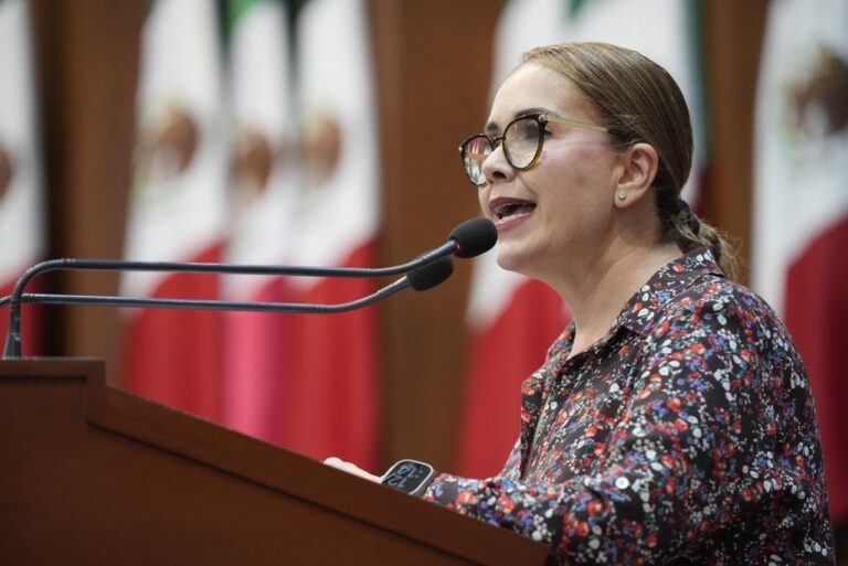 Diputada Elizabet Montoya Ojeda inicia tema del Día del Niño en tribuna.