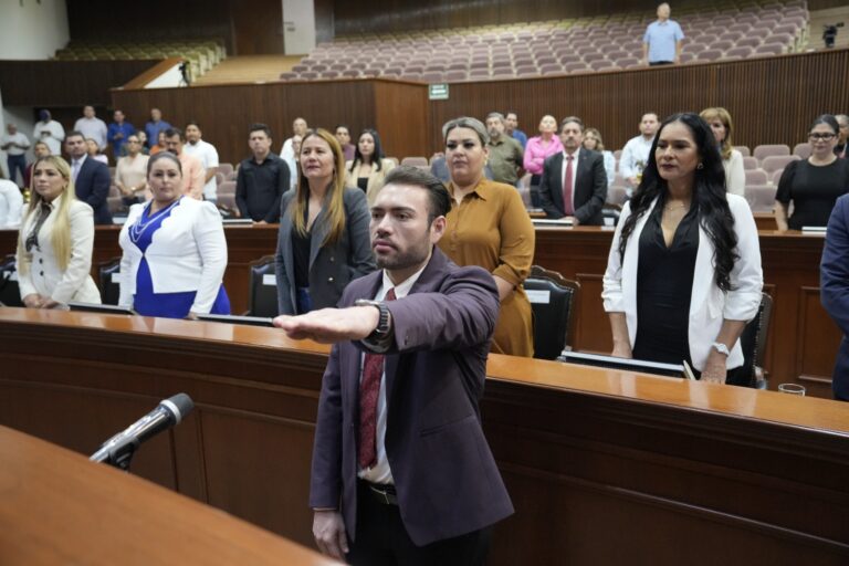En el salón de Sesiones Hólincer Castro Marañón rinde protesta como diputado suplente en funciones de propietario.