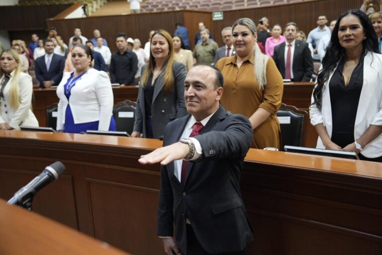 Diputado Antonio Menéndez de Llano levanta su brazo para rendir protesta como nuevo alcalde sustituto de Ahome en el Salón de Sesiones.