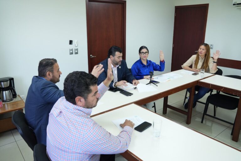 Integrantes de la Comisión de Puntos sesionan en su respectiva sala de juntas.