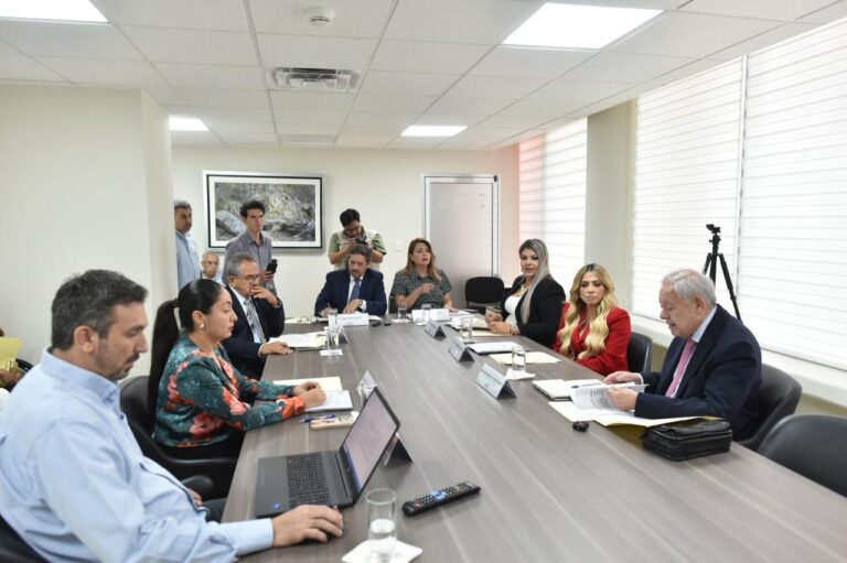Integrantes de la Comisión de Fiscalización sesionan en la sala de juntas de la Unidad Técnica de Evaluación.