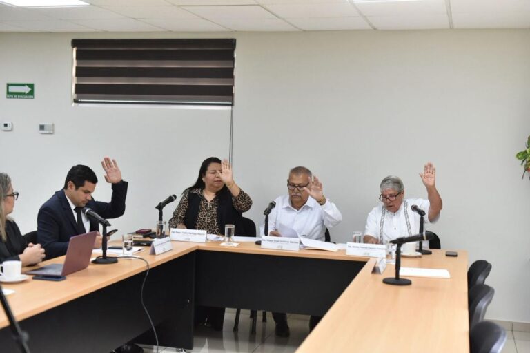 Integrantes de la Comisión sesionan en Sala Adjunta al Salón de Sesiones.