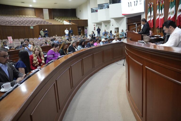 Diputadas y diputados siguen atentos desde sus asientos la lectura de dictamen.