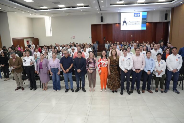 Diputados y diputadas posan en foto grupal con participantes en conferencia magistral.
