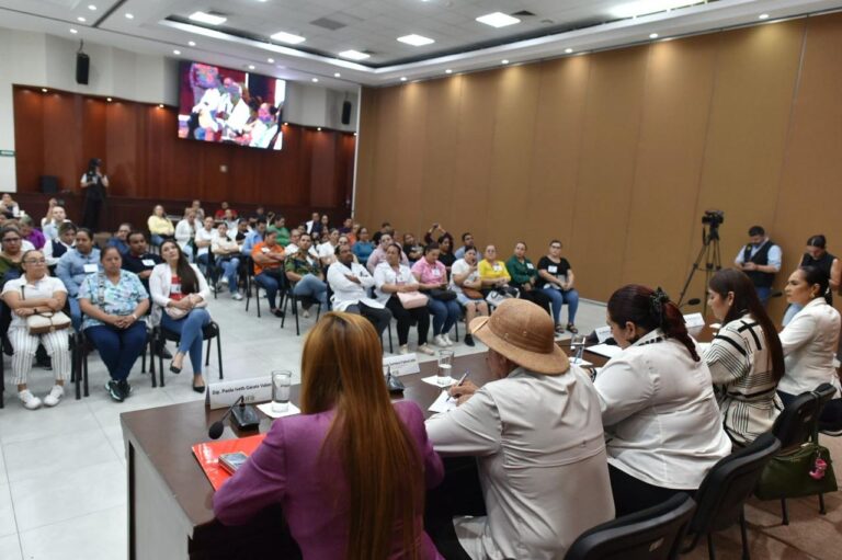 Diputadas y diputado atienen a personal en el salón Constituyentes de 1917.