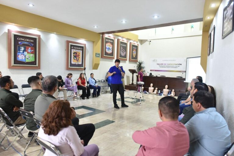 Instructor capacita a personal del Congreso, sentado en semicírulo..